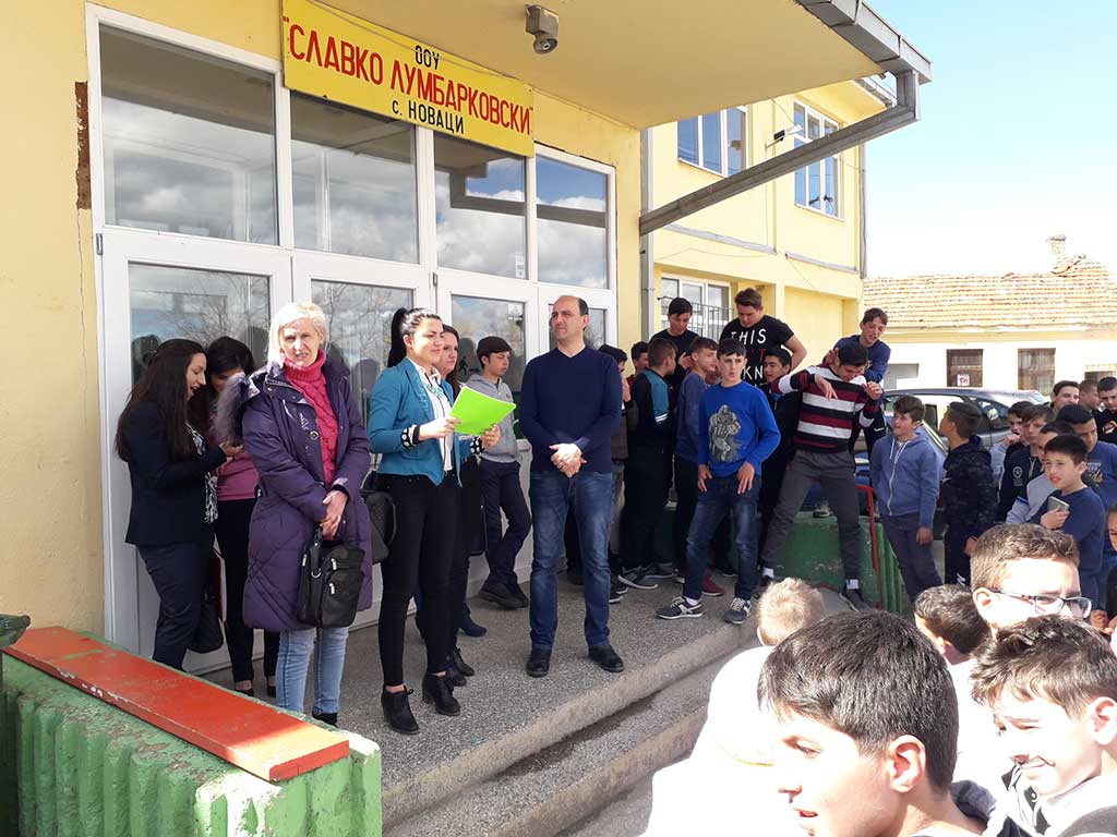 Доделување благодарници за маскембал